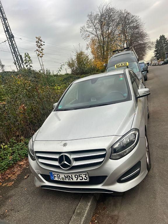Silber Gebraucht 2017 Mercedes B180 Van / Kleinbus | 5.000 € (Fairer Preis) - Bild 1/4
