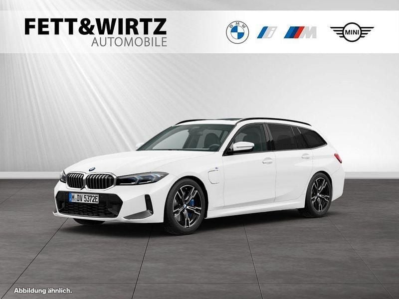 Alpinweiss Gebraucht 2024 BMW 330e M Sport Kombi | 45.674 € (Superpreis) - Bild 1/2