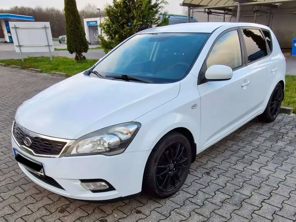 Gebraucht Kia Ceed 90 PS (66 kW) 2010 Weiß Kleinwagen