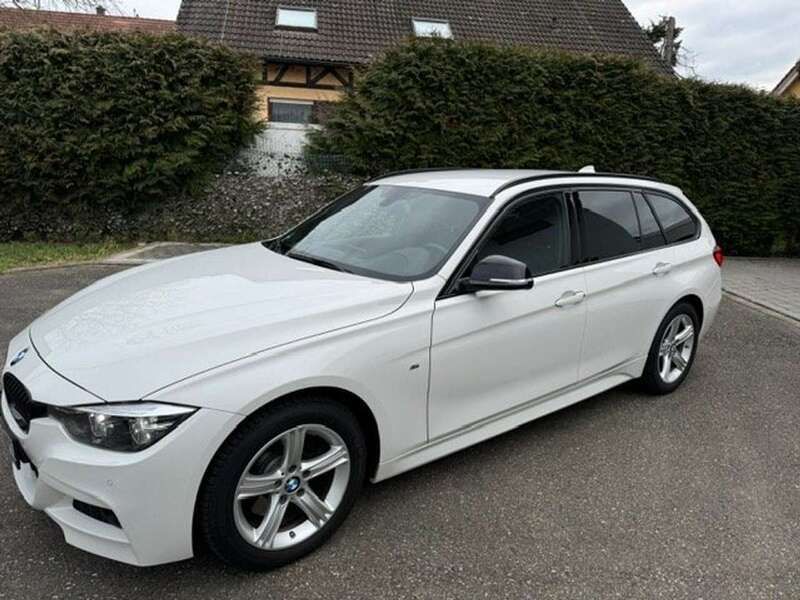 Alpinweiss iii Gebraucht 2019 BMW 330 M Sport Kombi | 26.900 € - Bild 1/4