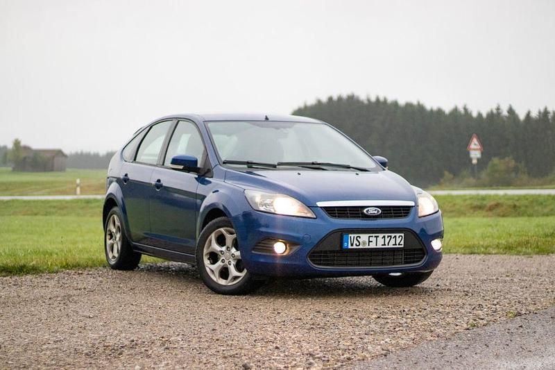 Blau Gebraucht 2010 Ford Focus Limousine | 1.990 € (Fairer Preis) - Bild 1/4