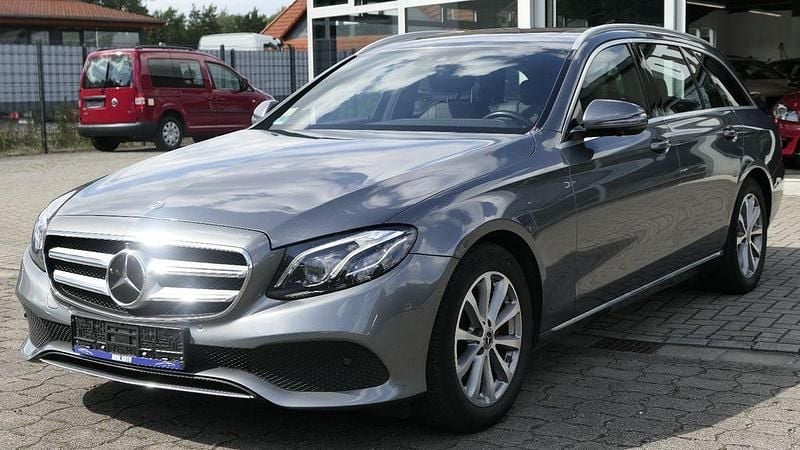 Grau Gebraucht 2017 Mercedes E200 Avantgarde Limousine | 17.590 € (Guter Preis) - Bild 1/4