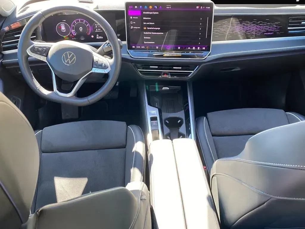 Gebraucht VW Passat Elegance 150 PS (110 kW) 2025 Manufacturer Kombi