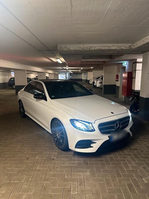 Weiß Gebraucht 2019 Mercedes E300 Limousine | 33.850 € (Teuer) - Bild 1/4