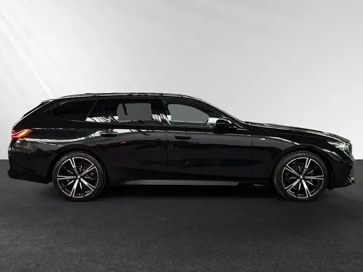 Gebraucht BMW 520 M Sport 197 PS (144 kW) 2025 Black sapphire metallic Kombi