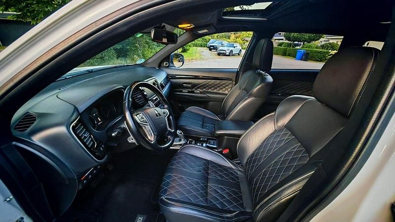 Weiß Gebraucht 2019 Mitsubishi Outlander P-HEV Top SUV | 19.999 € (Guter Preis) - Bild 1/4