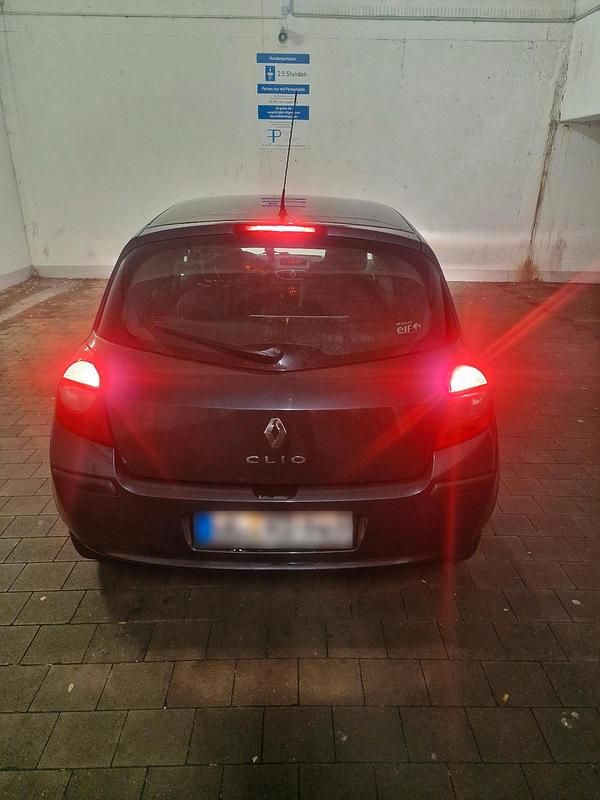 Gebraucht Renault Clio II 101 PS (74 kW) 2007 Grau Kleinwagen