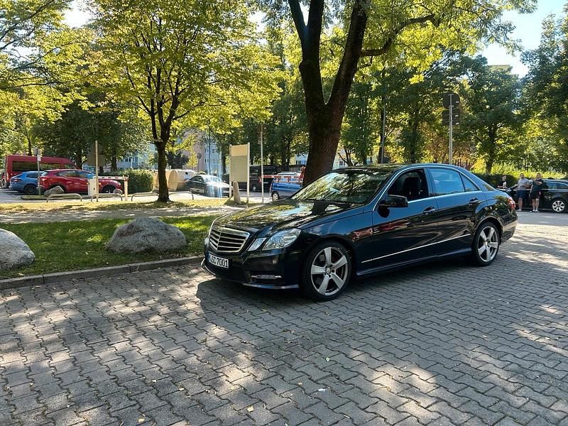 Schwarz Gebraucht 2013 Mercedes E200 Avantgarde Limousine | 13.500 € (Etwas zu teuer) - Bild 1/4