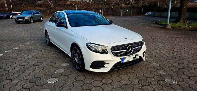 Weiß Gebraucht 2016 Mercedes E220 AMG line Limousine | 22.000 € (Fairer Preis) - Bild 1/4
