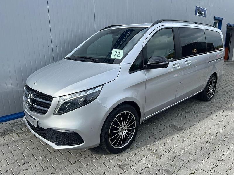 9744 lackfarbe brillantsilber Gebraucht 2023 Mercedes V300 Van / Kleinbus | 47.999 € (Fairer Preis) - Bild 1/4
