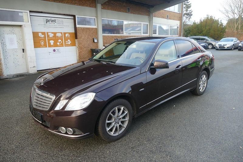 Braun Gebraucht 2010 Mercedes E300 Elegance Limousine | 13.990 € (Fairer Preis) - Bild 1/4
