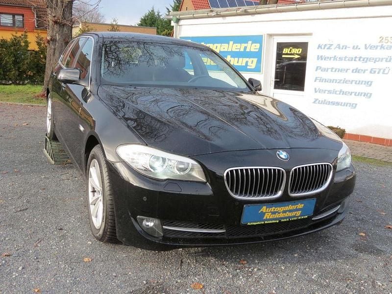 Schwarz Gebraucht 2011 BMW 523 Kombi | 10.740 € (Fairer Preis) - Bild 1/4