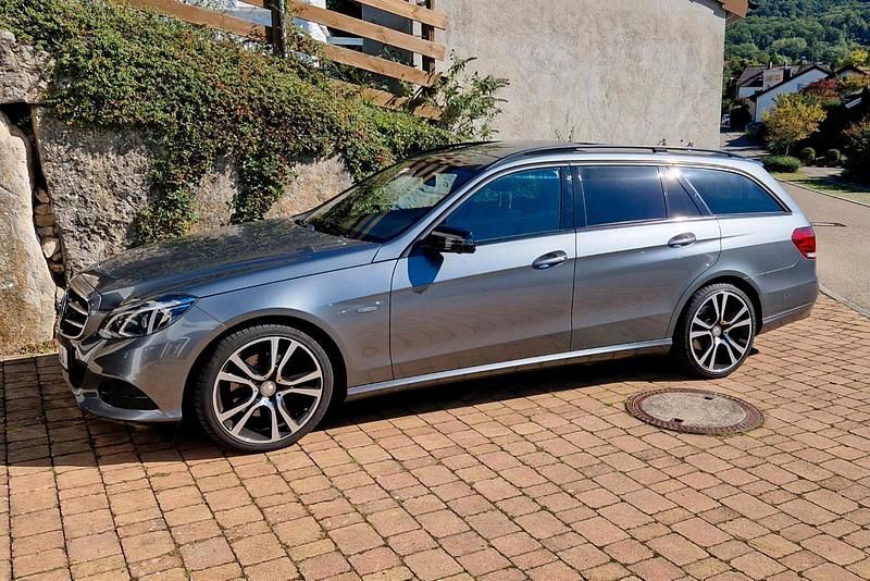 Grau Gebraucht 2016 Mercedes E220 Kombi | 15.999 € (Guter Preis) - Bild 1/4