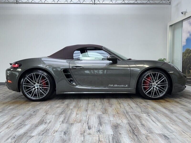 Aventuringrün metallic Gebraucht 2025 Porsche 718 Boxster S Cabrio | 92.489 € (Fairer Preis) - Bild 1/4