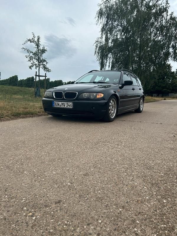 Schwarz Gebraucht 2005 BMW 318 Kombi | 2.000 € (Fairer Preis) - Bild 1/4