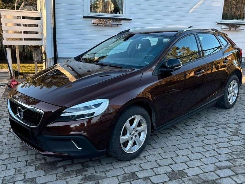 Braun Gebraucht 2018 Volvo V40 CC Momentum Kombi | 16.790 € (Teuer) - Bild 1/4
