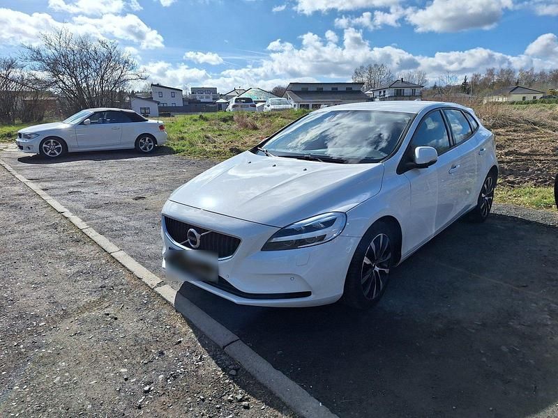 Gebraucht Volvo V40 152 PS (111 kW) 2018 Weiß Coupé