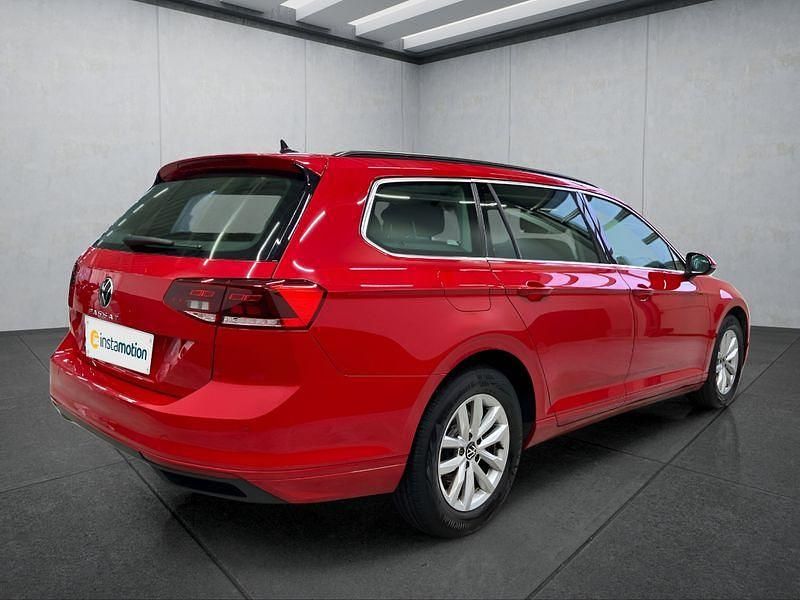 Gebraucht VW Passat 122 PS (89 kW) 2023 Rot Kombi