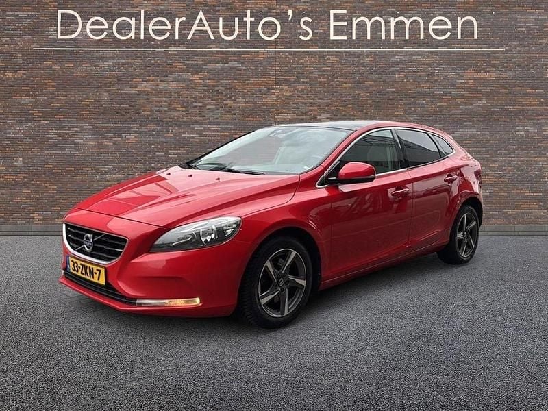 Gebraucht Volvo V40 Momentum 150 PS (110 kW) 2012 Rot Kleinwagen