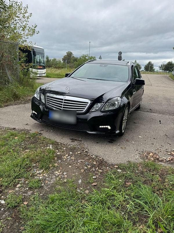 Schwarz Gebraucht 2011 Mercedes E350 Avantgarde Kombi | 10.999 € (Guter Preis) - Bild 1/4