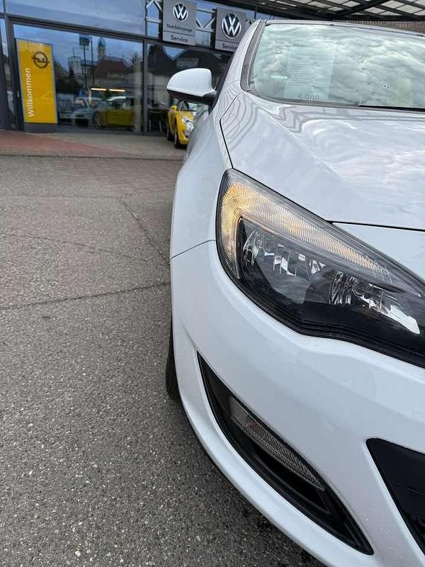 Używany Opel Astra Selection 116 KM (85 kW) 2015 Biały Hatchback