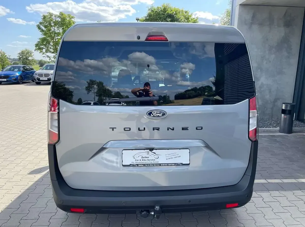 Neu Ford Tourneo Courier Trend 125 PS (91 kW) 2026 Solar silver metallic Van / Kleinbus