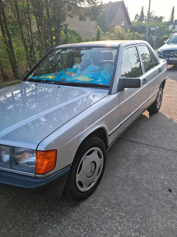Silber Gebraucht 1986 Mercedes 190 Limousine | 7.600 € - Bild 1/4