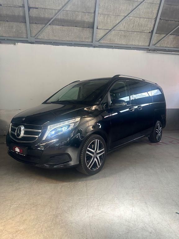 Schwarz Gebraucht 2018 Mercedes V250 Van / Kleinbus | 37.900 € (Fairer Preis) - Bild 1/4