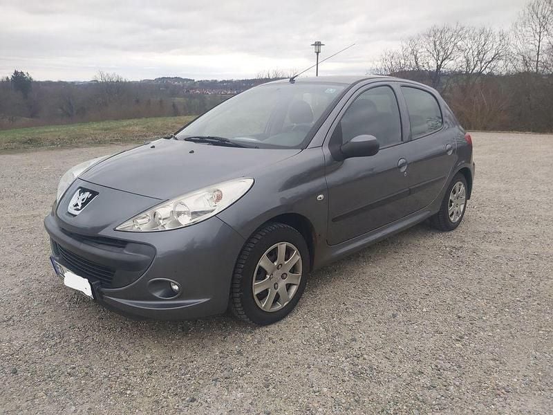 Gebraucht Peugeot 206+ 73 PS (53 kW) 2011 Grau Kleinwagen