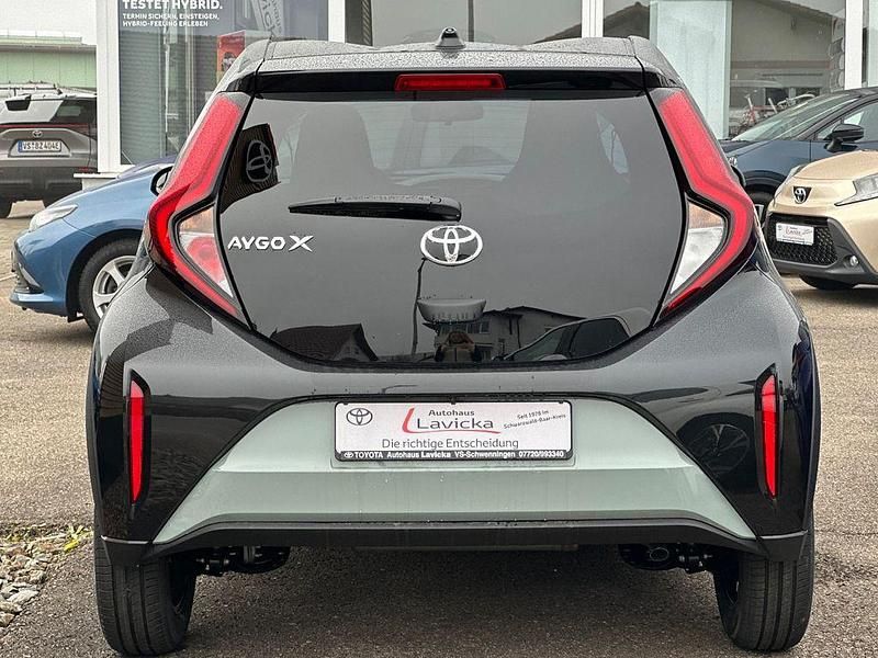 Neu Toyota Aygo X 72 PS (52 kW) 2025 Grün SUV
