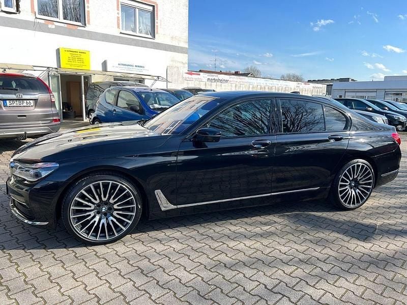 Gebraucht BMW 750 Sport Line 400 PS (294 kW) 2019 Schwarz Limousine