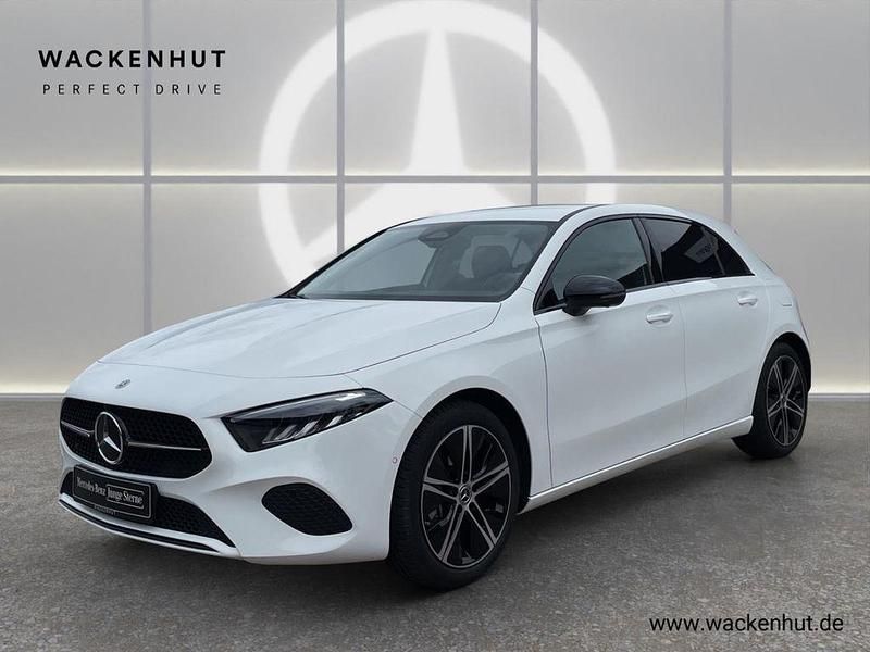 Weiss Gebraucht 2024 Mercedes A180 Progressive Limousine | 28.990 € (Fairer Preis) - Bild 1/4