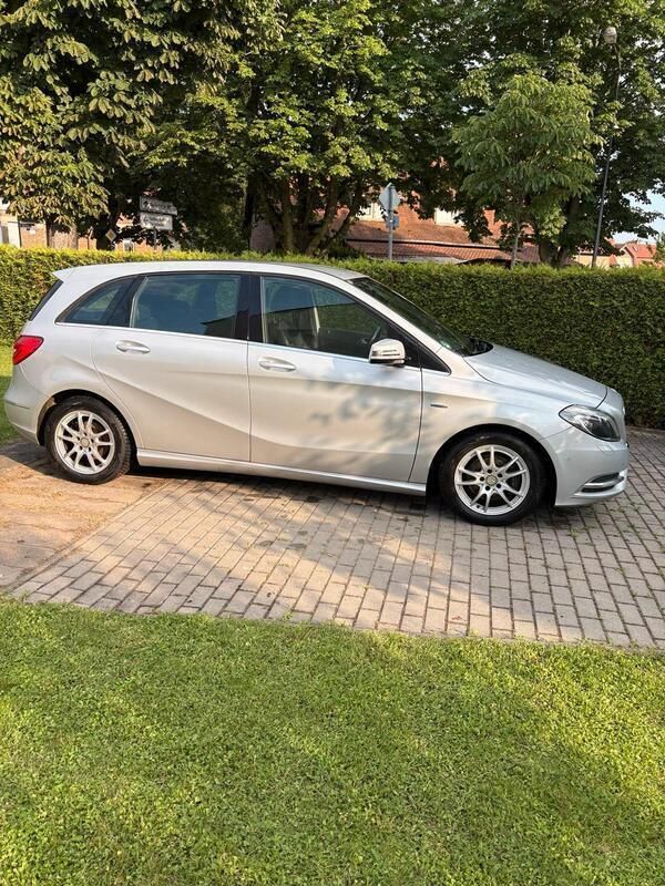 Silber Gebraucht 2012 Mercedes B180 Van / Kleinbus | 9.950 € (Guter Preis) - Bild 1/4