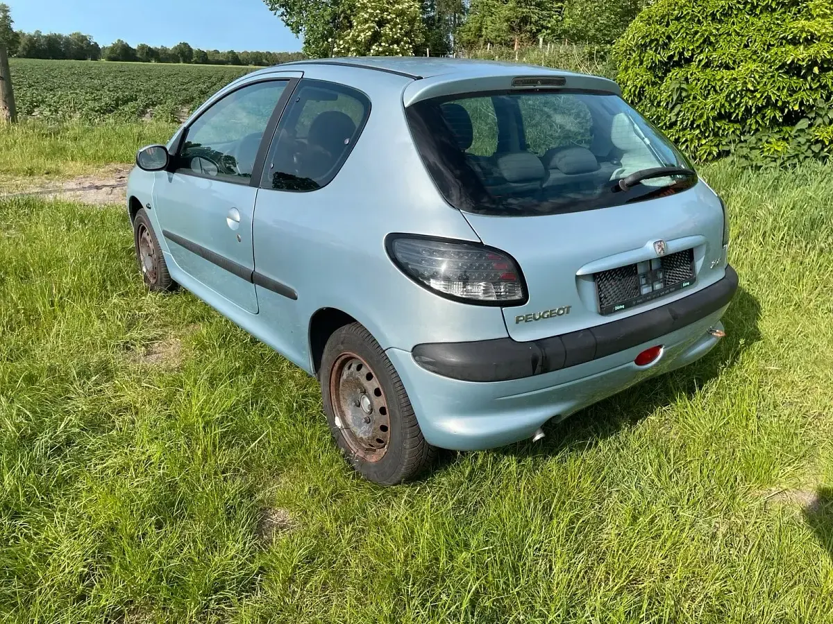 Gebraucht Peugeot 206 60 PS (44 kW) 2001 Silber Kleinwagen