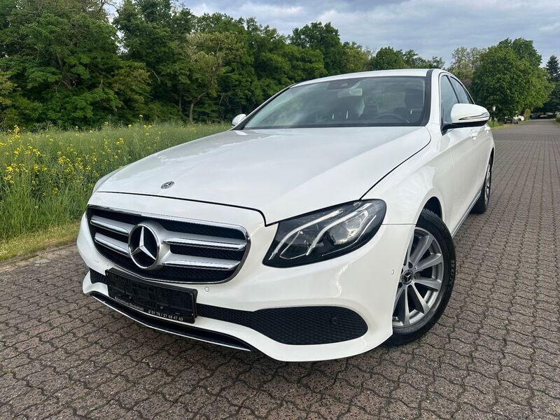 Weiß Gebraucht 2018 Mercedes E220 Avantgarde Limousine | 25.990 € (Fairer Preis) - Bild 1/4