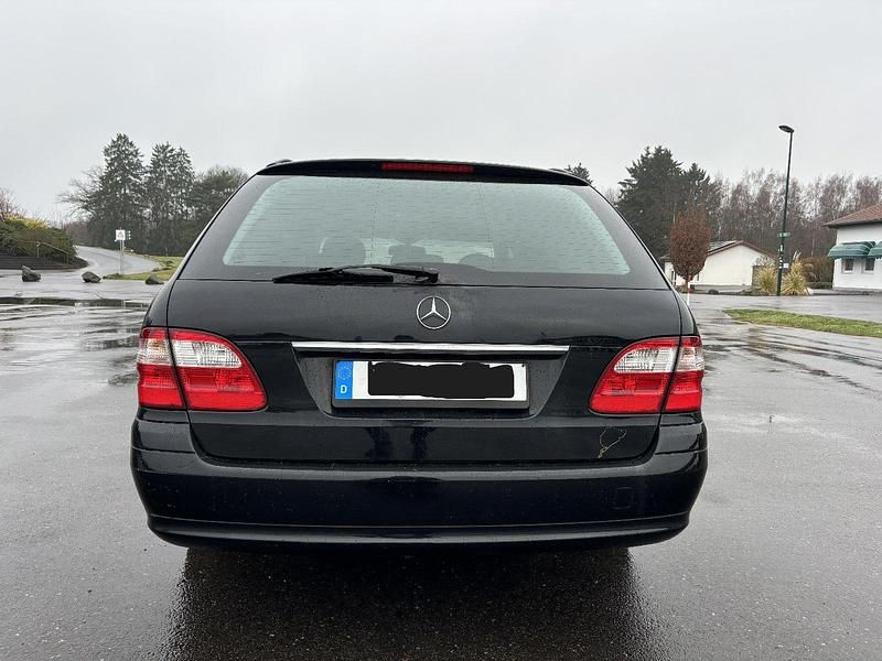 Gebraucht Mercedes E240 177 PS (130 kW) 2004 Schwarz Kombi