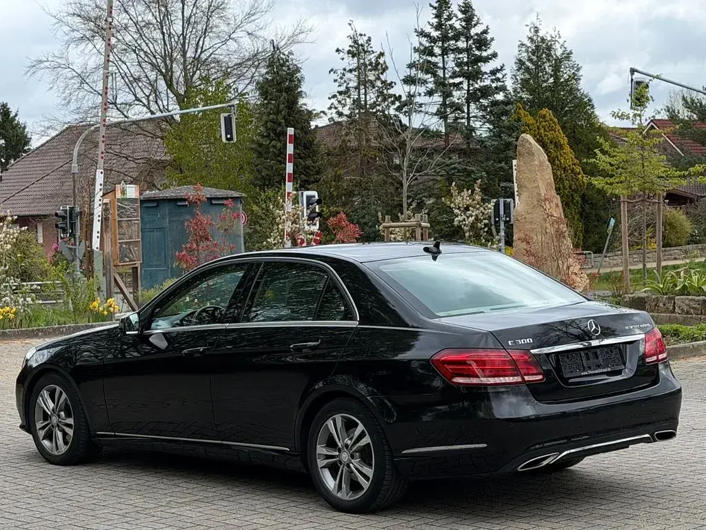 Gebraucht Mercedes E300 204 PS (150 kW) 2015 Schwarz Limousine