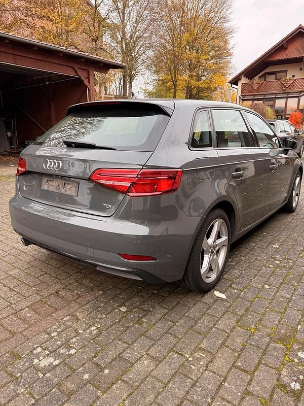 Grau Gebraucht 2017 Audi A3 Kleinwagen | 10.999 € (Fairer Preis) - Bild 1/4