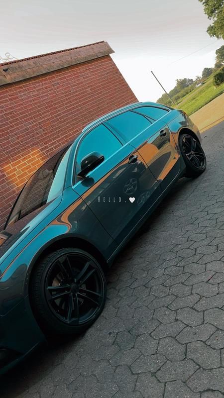 Grau Gebraucht 2009 Audi A4 Limousine | 4.350 € (Guter Preis) - Bild 1/4
