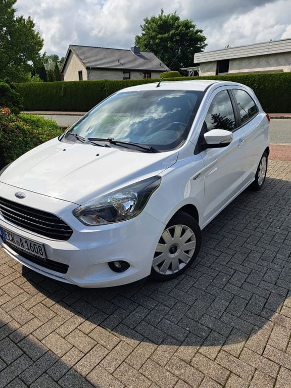 Weiß Gebraucht 2017 Ford Ka Cool & Sound Edition Kleinwagen | 6.499 € (Guter Preis) - Bild 1/4