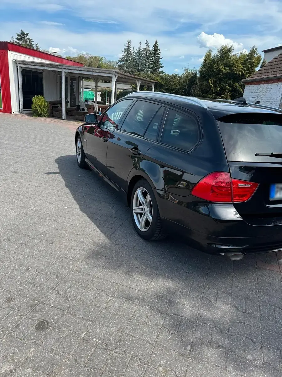 Gebraucht BMW 318 143 PS (105 kW) 2012 Schwarz Kombi