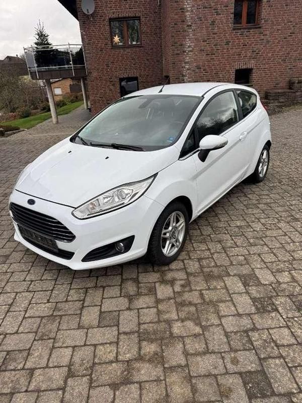 Gebraucht Ford Fiesta Titanium 95 PS (69 kW) 2014 Weiß Kleinwagen