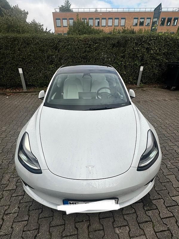 Weiß Gebraucht 2021 Tesla Model 3 Standard Range Limousine | 23.900 € (Superpreis) - Bild 1/4