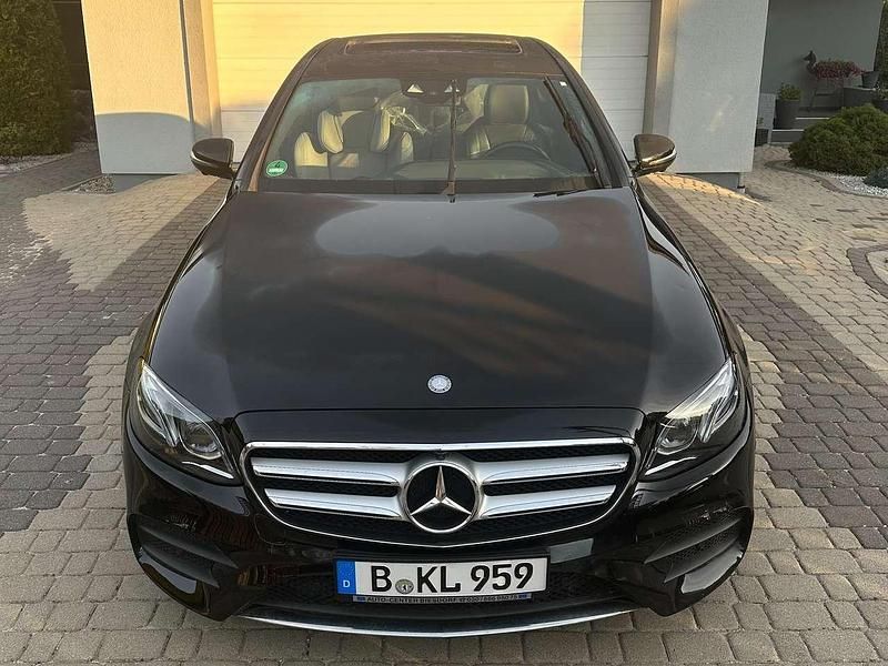 Schwarz Gebraucht 2016 Mercedes E220 AMG line Limousine | 24.450 € (Teuer) - Bild 1/4