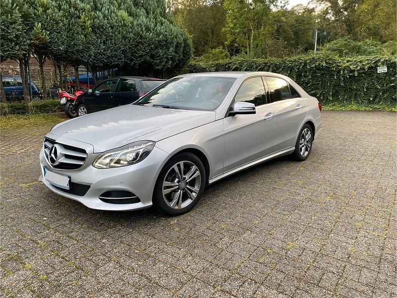Silber Gebraucht 2016 Mercedes E300 Avantgarde Limousine | 22.999 € (Fairer Preis) - Bild 1/4