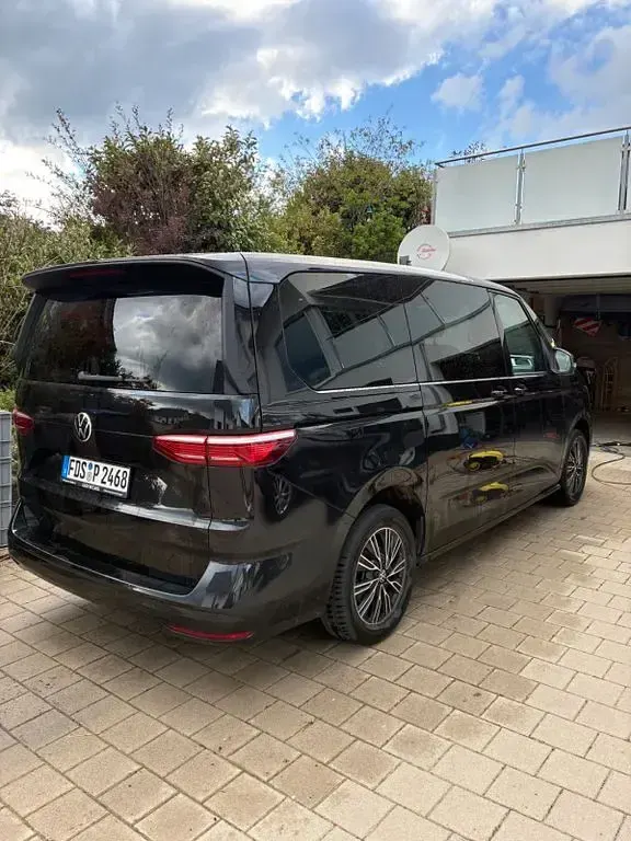 Gebraucht VW Multivan Life 150 PS (110 kW) 2023 Schwarz Van / Kleinbus