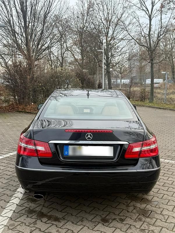Gebraucht Mercedes E250 Elegance 204 PS (150 kW) 2010 Schwarz Coupé