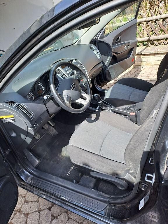Gebraucht Kia Ceed Spirit 116 PS (85 kW) 2011 Schwarz Kleinwagen