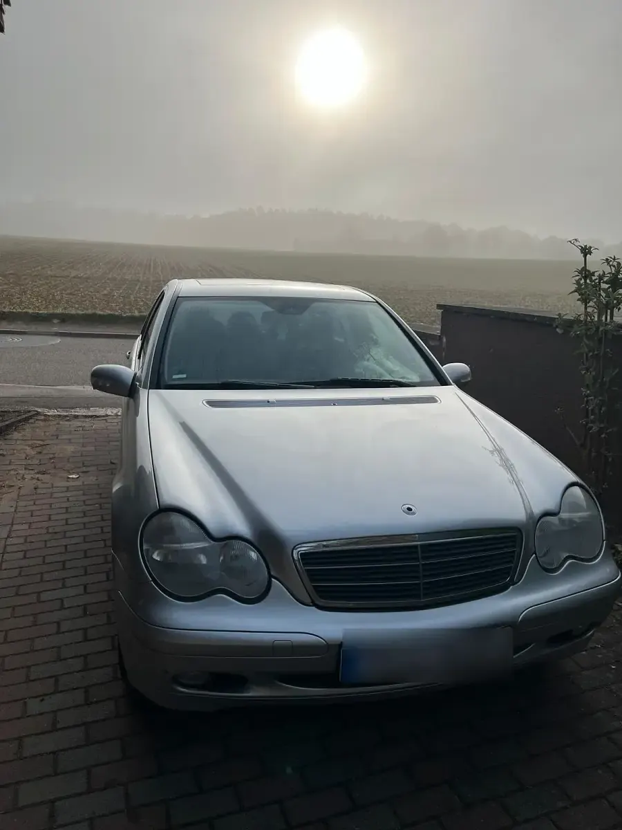 Second-hand Mercedes E200 163 CP (119 kW) 2003 Berlinǎ