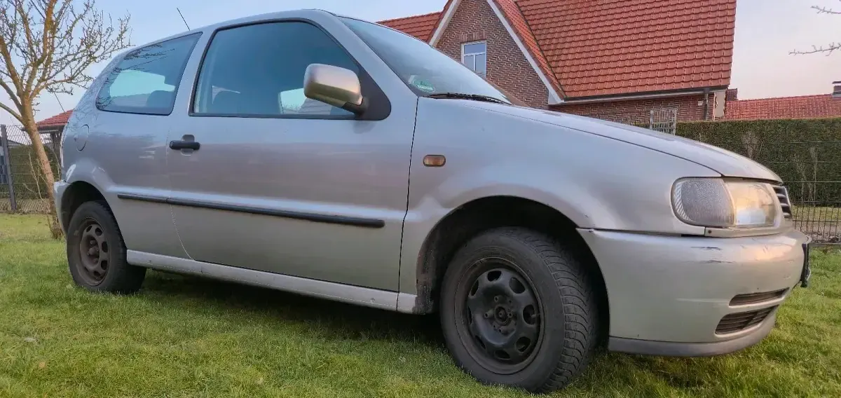 Używany VW Polo 60 KM (44 kW) 1998 Srebrny Hatchback